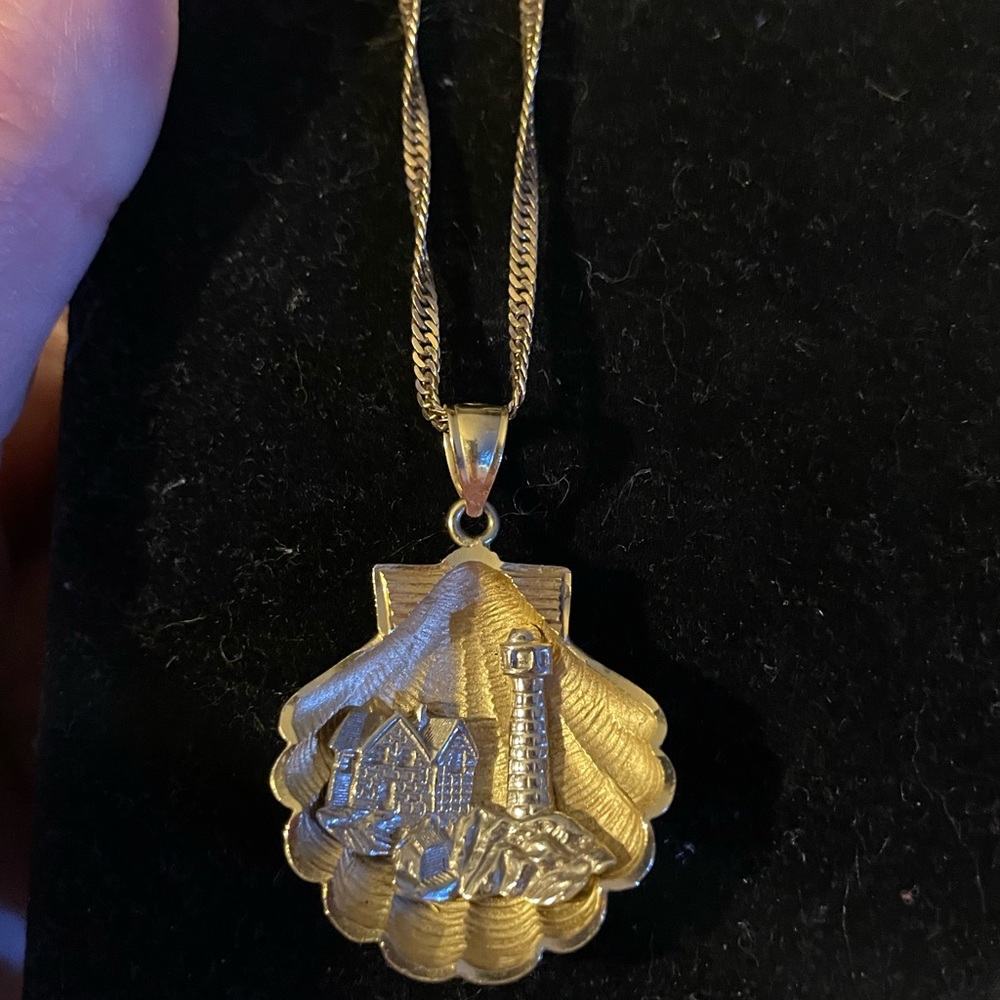 14 k yellow gold scallop pendant and 10k yellow gold chain estate necklace 🥰